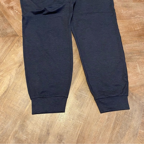 Vuori Performance Jogger in Midnight Heather - Picture 4 of 10